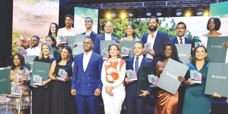 Vicepresidenta encabeza entrega “Premio Nacional de la Juventud 2024” en Santiago