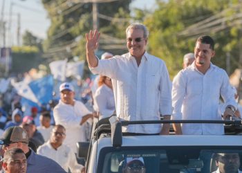 Luis recorre comunidades de Sánchez Ramírez