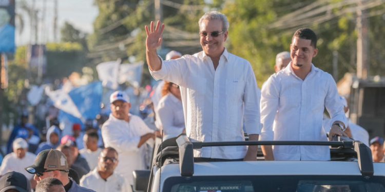 Luis recorre comunidades de Sánchez Ramírez