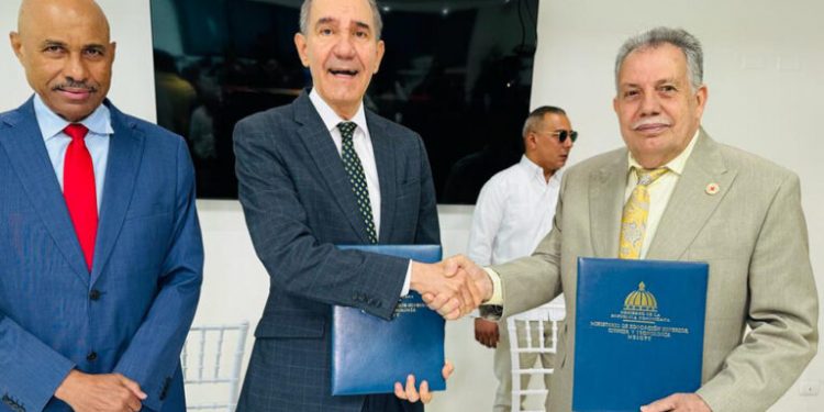 Mescyt ofrecerá becas a miembros de la Cruz Roja Dominicana
