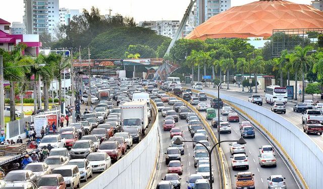 Conductores pierden horas por tapones en la ciudad