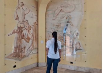 Restauran murales de Vela Zanetti en el Monumento de Santiago