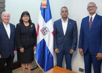 Joel Santos juramenta comisión para evaluar sistema protección niñez