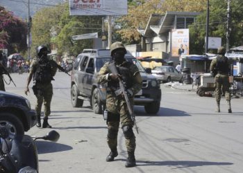 EEUU envía soldados para reforzar seguridad en su embajada en Haití
