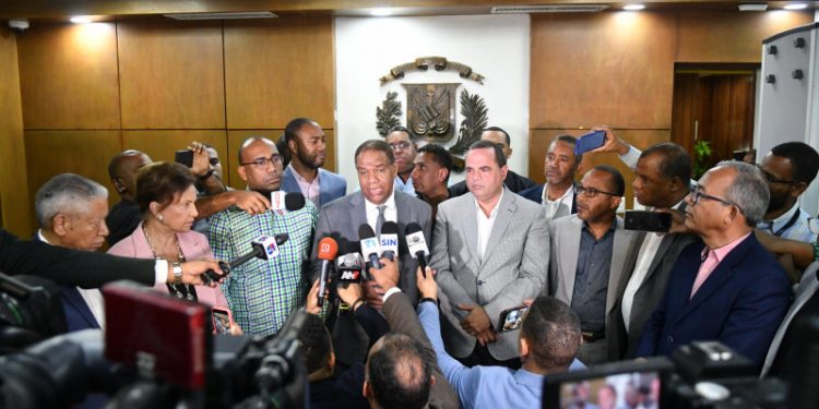 Partidos de oposición exigen a la JCE garantías electorales para elecciones de mayo