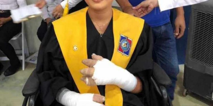 Ysell Abreu se graduó tras sacrificar sus manos para intentar salvar a su hijo en carnaval de Salcedo