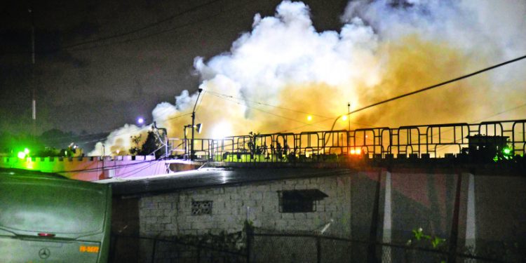 Incendio deja estela de muerte y dolor en la cárcel de La Victoria