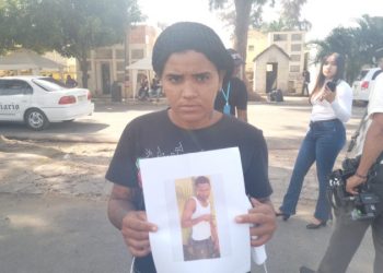 Familiares continúan la búsqueda de sus parientes tras incendio en la cárcel de La Victoria