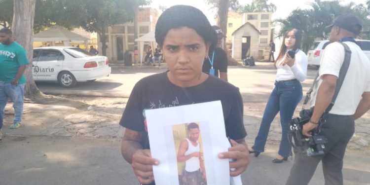 Familiares continúan la búsqueda de sus parientes tras incendio en la cárcel de La Victoria