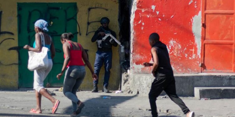 Medios de comunicación haitianos reportan balaceras y ataques de pandillas en Puerto Príncipe