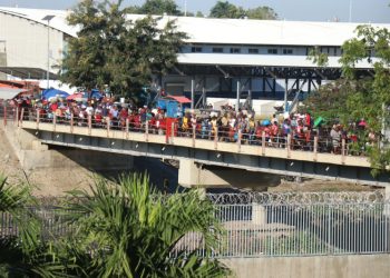 Haitianos se abastecen en República Dominicana alejados del caos de Puerto Príncipe