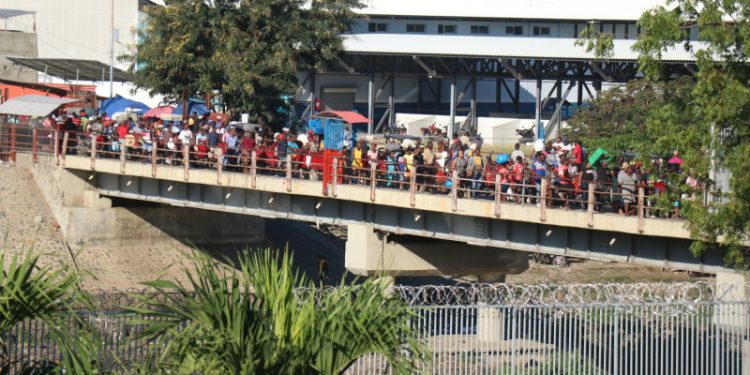 Haitianos se abastecen en República Dominicana alejados del caos de Puerto Príncipe