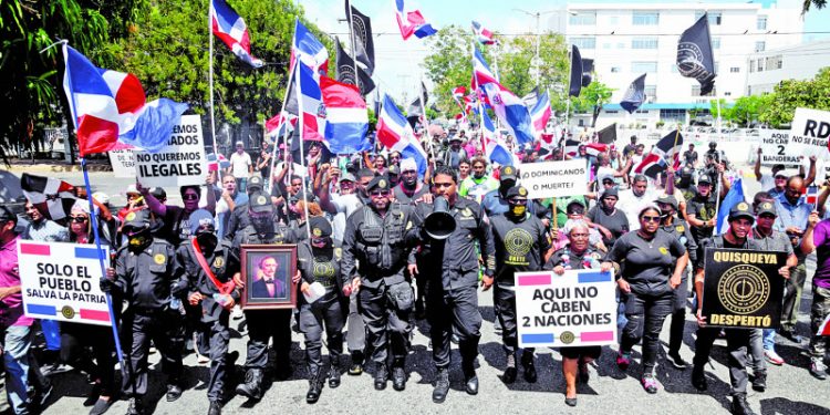 Marchan contra campos de refugiados aquí