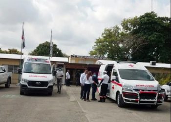 911 coordina asistencia para trasladar estudiantes afectados por golpe de calor en centro de La Vega