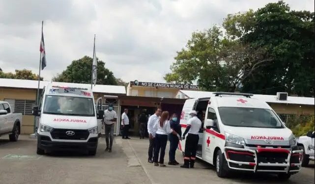 911 coordina asistencia para trasladar estudiantes afectados por golpe de calor en centro de La Vega