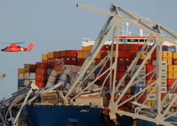 Un barco choca contra el mayor puente de Baltimore y lo derrumba mientras estaba abierto al tráfico