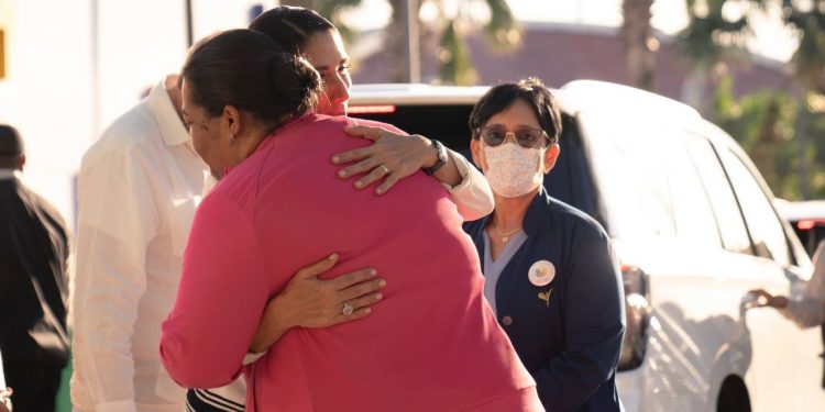 Raquel Arbaje a familiares de víctima del incendio en carnaval de Salcedo: No están solos