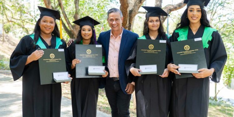 Fundación Robinson Díaz entrega cuatro nuevos profesionales de la UTESA