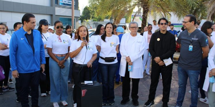 Nefrólogos realizan caminata por el Día Mundial del Riñón en Santiago