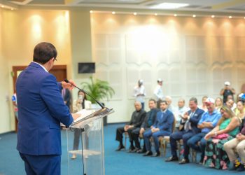 Candidato a senador promete garantizar recursos universitarios a estudiantes de Santiago