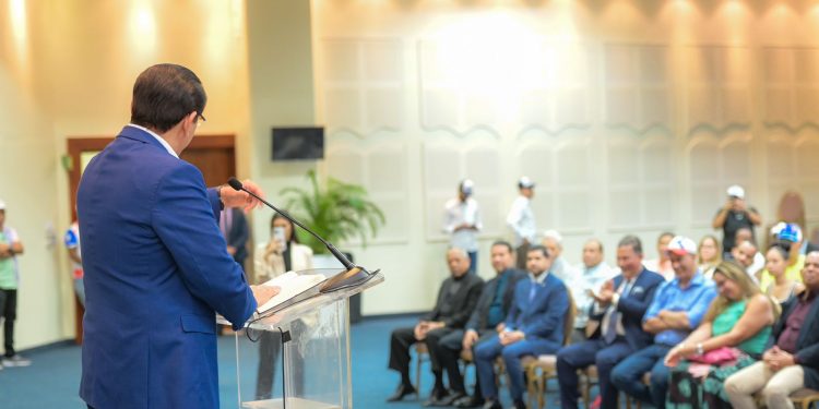 Candidato a senador promete garantizar recursos universitarios a estudiantes de Santiago