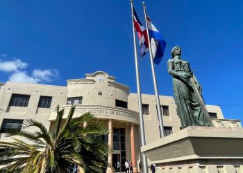 Fiscalía de Santiago solicita prisión preventiva contra hombre que desafió policías a punta de pistola en aeropuerto