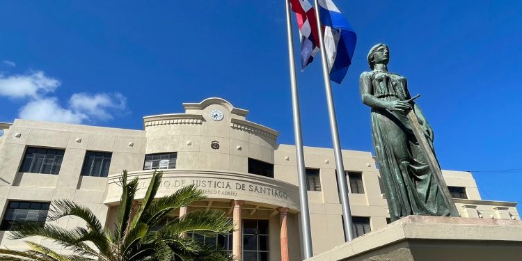 Fiscalía de Santiago solicita prisión preventiva contra hombre que desafió policías a punta de pistola en aeropuerto