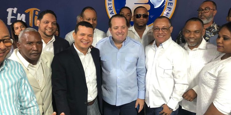 Miembro del Comité Central del PLD y su equipo político se juramentan en el PRM