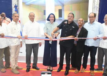 Raquel Arbaje y Camacho entregan Centro Deportivo Comunitario en Capotillo