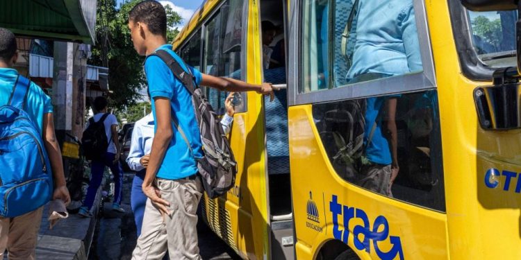 Transporte escolar gratuito llega a cuatro provincias del sur de la RD