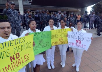 Médicos protestan en rechaza a sentencias condenan galenos