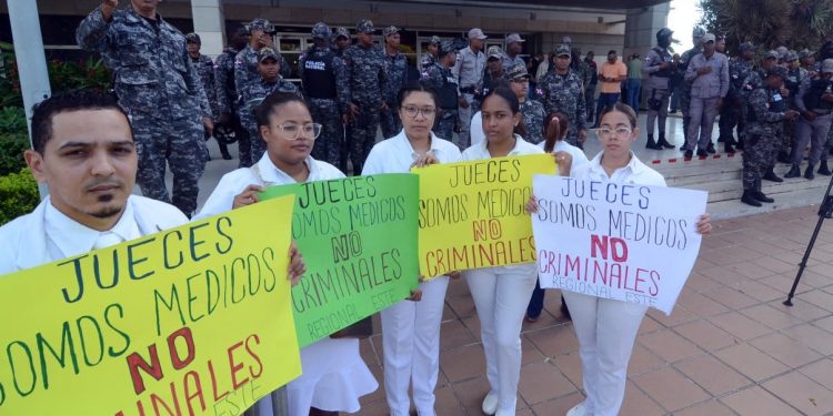 Médicos protestan en rechaza a sentencias condenan galenos