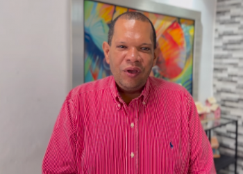 Carlos Guzmán, alcalde de Santo Domingo Norte, renuncia del partido Fuerza del Pueblo