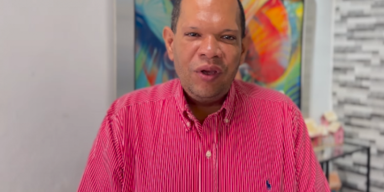 Carlos Guzmán, alcalde de Santo Domingo Norte, renuncia del partido Fuerza del Pueblo