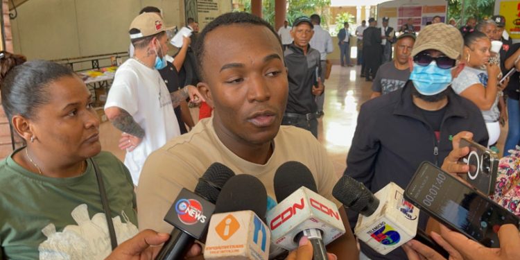 Sargento PN denuncia fue agredido por agentes de Migración tras ser confundido con un haitiano