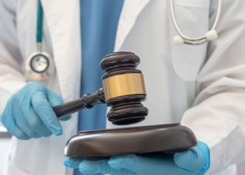 Condenan y embargan cuentas de clínica por dos casos de mala práctica