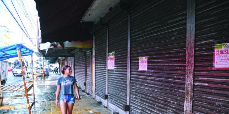 Cierre de negocios chinos disminuye flujo de clientes