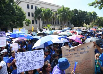 Maestros bloquean el tránsito en la avenida Máximo Gómez en protesta por aumento salarial