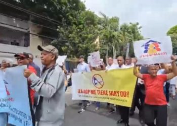 Decenas de padres protestan contra profesores de ADP: “Queremos clases, no queremos suspensión”