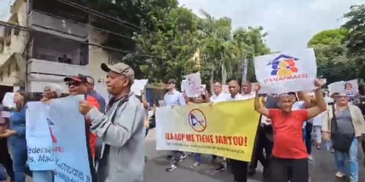 Decenas de padres protestan contra profesores de ADP: “Queremos clases, no queremos suspensión”