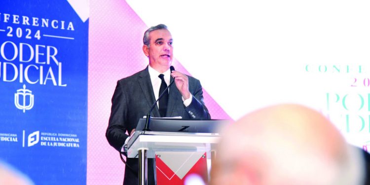 Abinader favorece fortalecer justicia con separación poderes