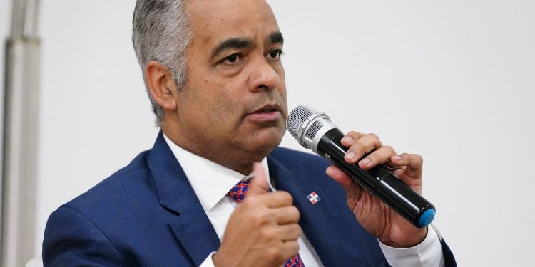 Ministro de la Presidencia pondera impacto social de entrega títulos de propiedad