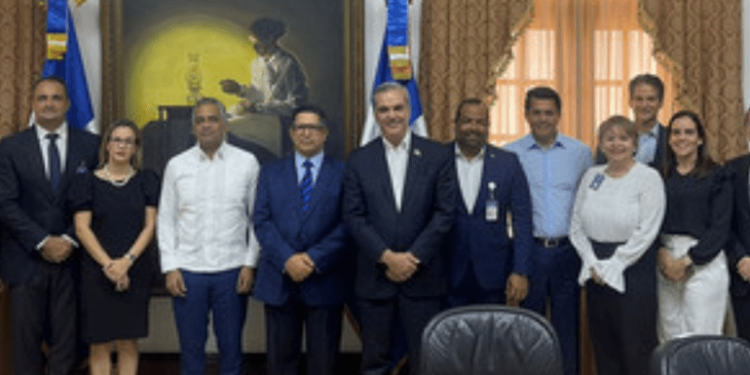 Abinader y empresarios tratan planes de inversiones en turismo