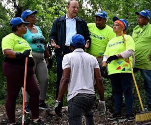 Un ejército, armado con escobas y palas, participa con alcalde de Santiago en guerra contra la basura