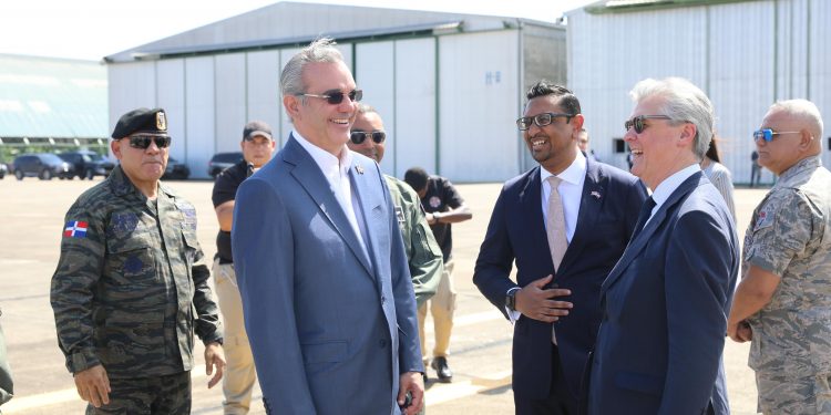 Presidente Abinader encabeza ceremonia recibimiento dos nuevas helicópteros en la FARD