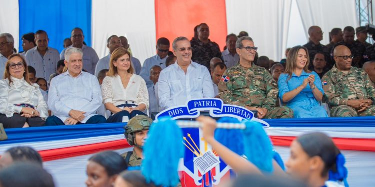 Presidente Abinader encabeza desfile en conmemoración del 180 aniversario de la batalla del 30 de marzo