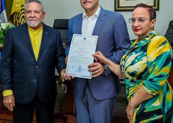 Ulises Rodríguez recibe certificado como próximo alcalde de Santiago