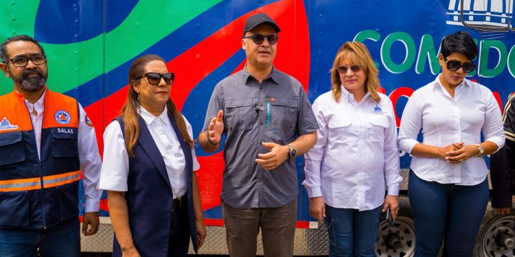 Ministro Igor Rodríguez visita Cotuí y Villa Montellano con más ayudas para familias afectadas por las lluvias
