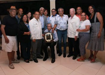 Asociación de Locutores de Santiago ALS reconoció a don Gaspar Rodríguez en el Día del Locutor