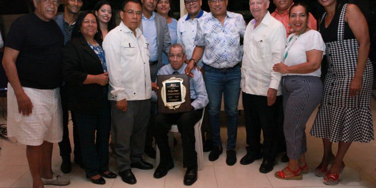 Asociación de Locutores de Santiago ALS reconoció a don Gaspar Rodríguez en el Día del Locutor